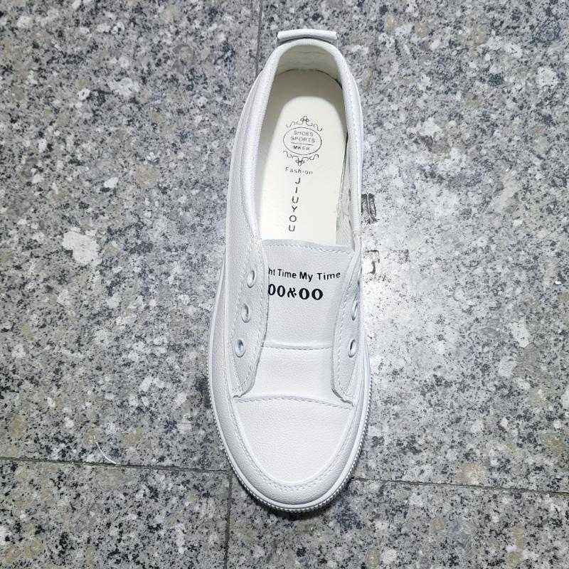 Womens Chic Slip-On Sneakers - Effortless Convenience, Low-Top Skate Style, Comfortable Flat Soles, All-Matching White Trainers for Everyday Fashion